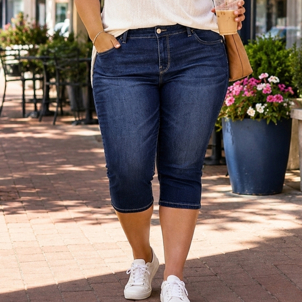 Revolution Feel Fabulous Power Stretch Capri Jeans Size 32 Dark Blue Denim NWT